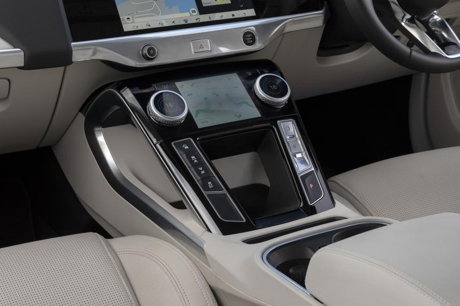 Детали интерьера Jaguar I-Pace EV400 AWD SE 2018 года  (AU) (фото 6 из 40)